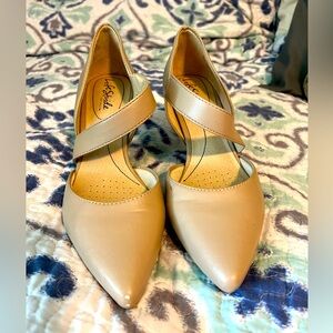 Cream life stride shoes - 7.5